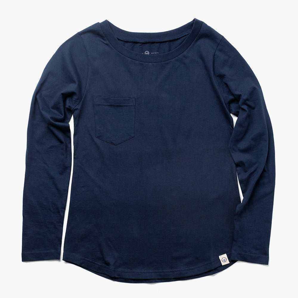 Woman wearing a long sleeve swing shirt in relaxed fit made of 100% organic cotton