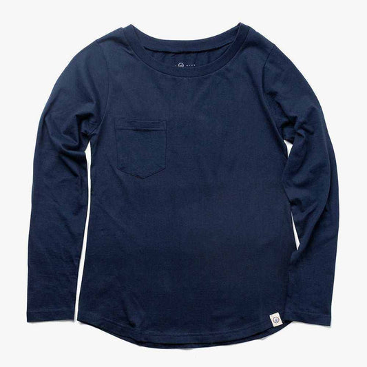 Woman wearing a long sleeve swing shirt in relaxed fit made of 100% organic cotton